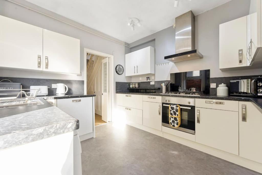 The Capstone Retreat - Beautiful Detached Family Home By Coastline Retreats, Arcade Machine, Parking, Bbq Bournemouth Eksteriør billede